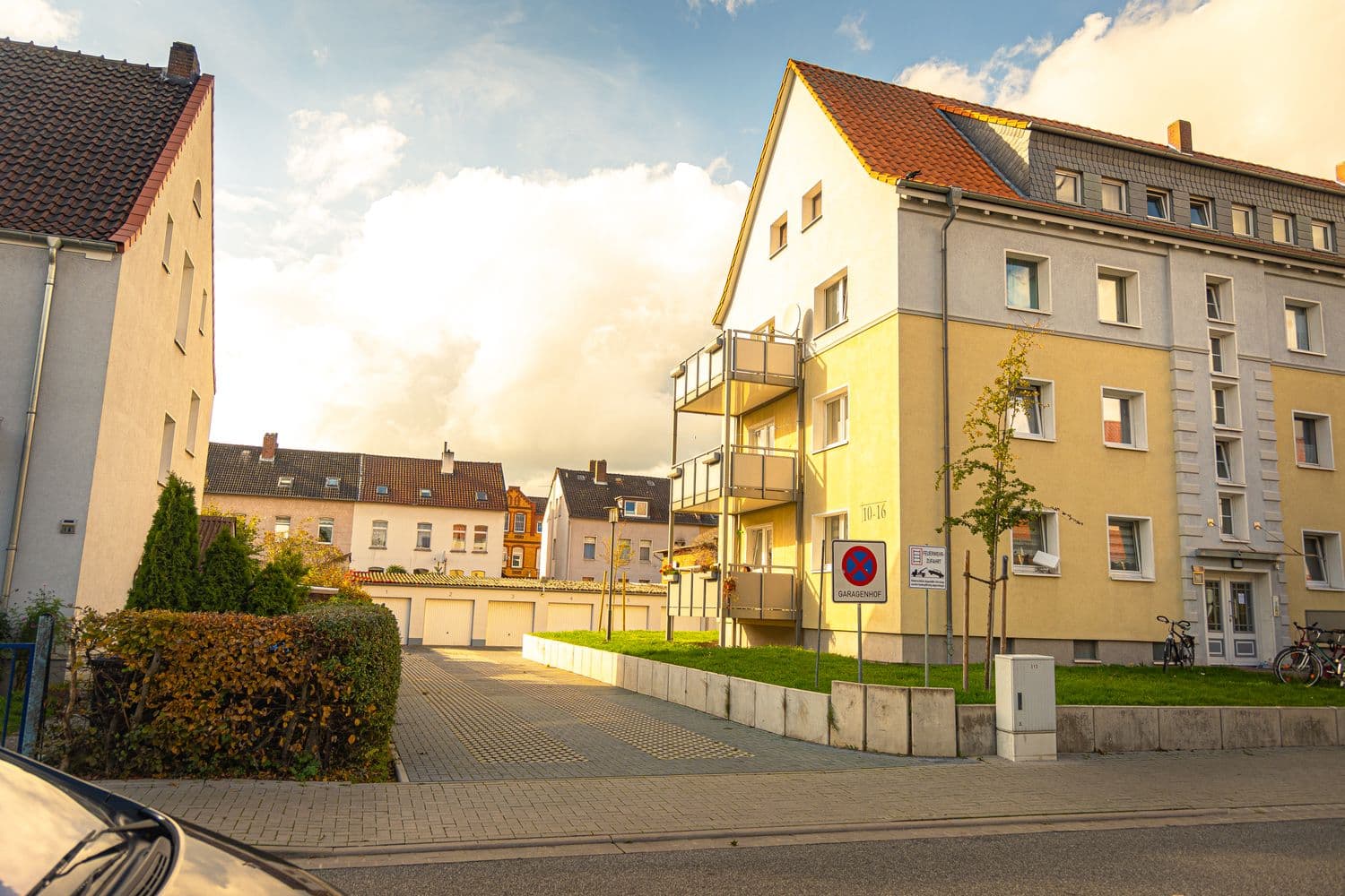 Ruhige, sonnenbeschienene Wohnstraße mit Bäumen in Stuttgart-Degerloch