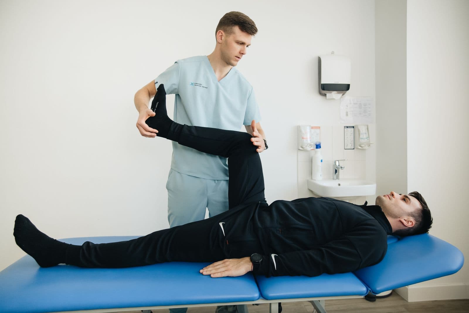 Physiotherapeutin behandelt eine Patientin in einem hellen, freundlichen Praxisraum