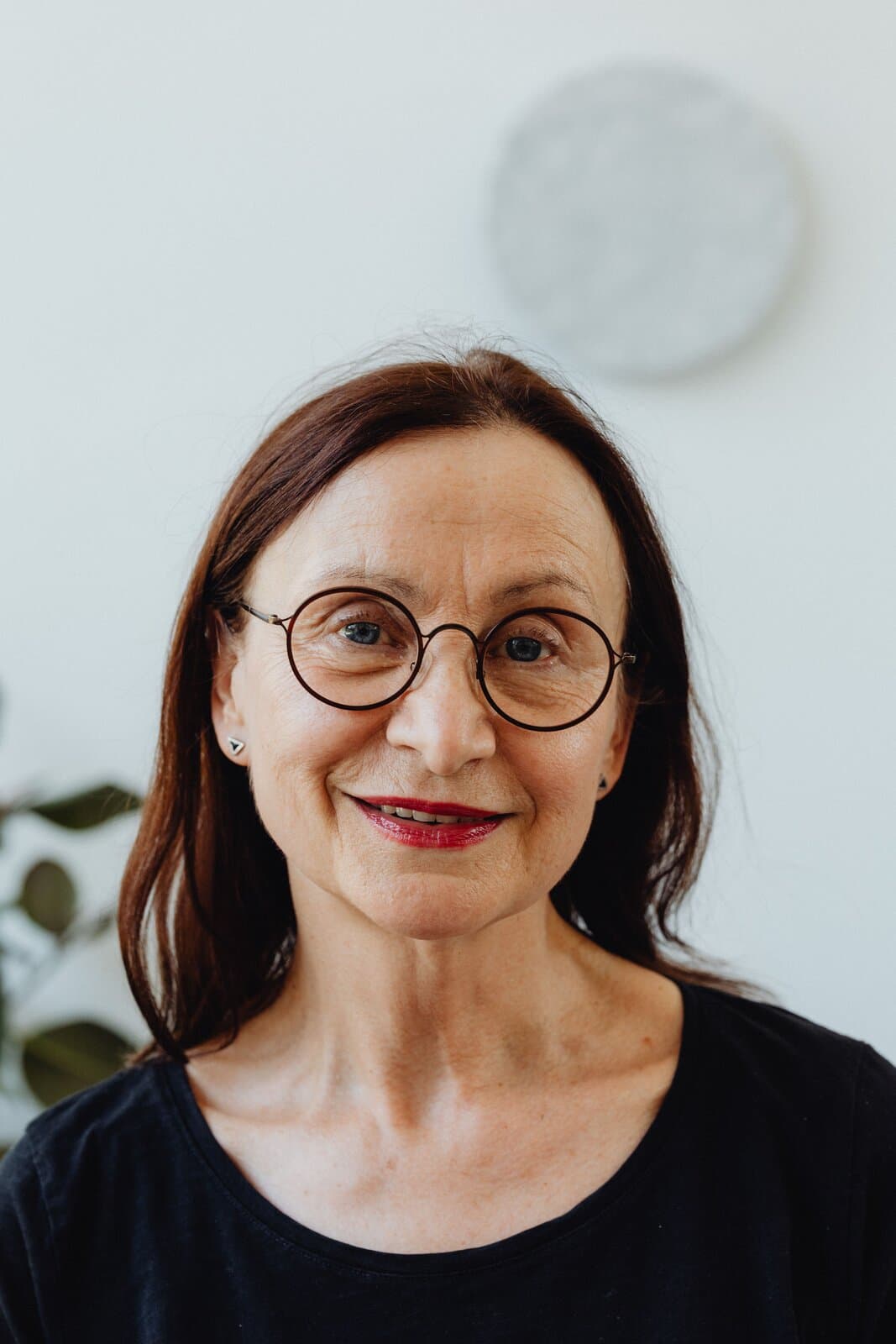 Maria Schonert-Heim an der Rezeption, freundliches Portrait