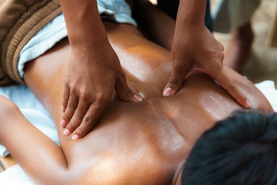 Physiotherapeutin begleitet eine Patientin bei einer Übung in einem hellen, freundlichen Raum
